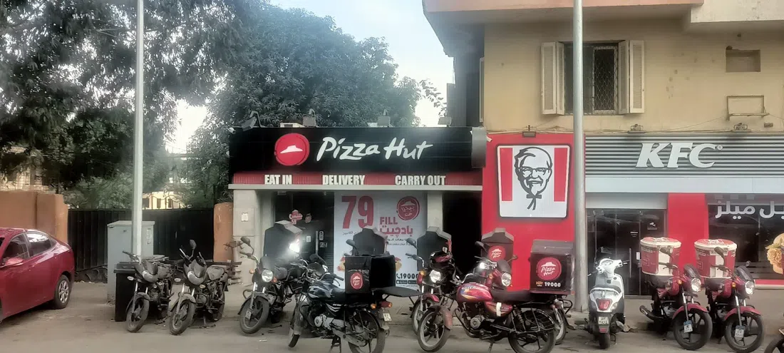 Pizza Hut Giza(狮身人面像入口分店),开罗
