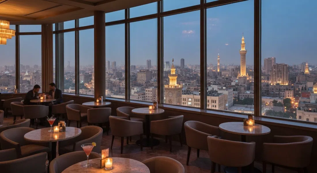 el Jazz Bar en el décimo piso del Kempinski Nile Hotel, cócteles con poca luz y ventanas con vistas completas al horizonte de El Cairo después del anochecer