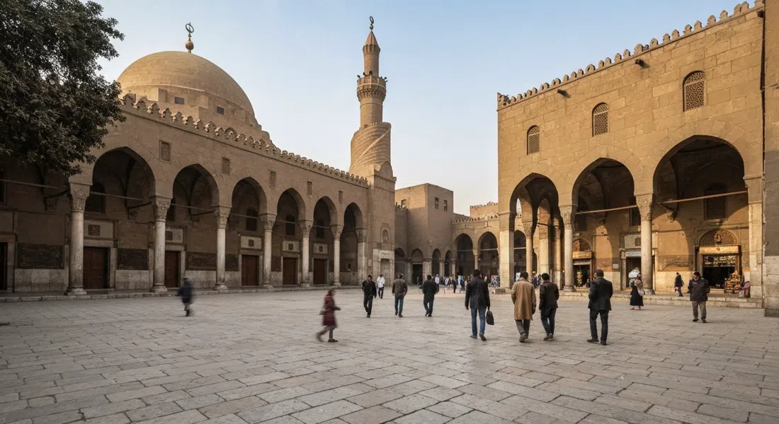 el patio de la Mezquita de Ibn Tulun con su minarete en espiral y la geometría de piedra silenciosa de la mezquita al mediodía
